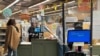 Sebuah layar mesin kasir di sebuah supermarket di Brisbane, Australia tampak berwarna biru karena terjadi gangguan siber global, Jumat, 19 Juli 2024. (Foto: AAP Image/Jono Searle via Reuters)