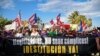 Los manifestantes cantan y ondean banderas puertorriqueñas durante el quinto día de protesta pidiendo la renuncia del gobernador Ricardo Rossello en San Juan, Puerto Rico.