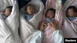 Des nouveau-nés dans un hôpital de Huai'an, dans la province chinoise de Jiangsu (est), le 7 mai 2007.