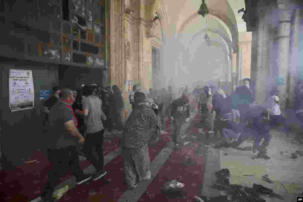 Wapalestina wakikabiliana na vikosi vya usalama vya Israel katika ghasia zinazo endelea Jerusalem.