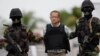 Jorge Milton Cifuentes, alias 'J', es escortado por la Guardia Nacional al ser deportado a Colombia desde el aeropuerto Simón Bolivar en Maiquetia, cerca de Caracas, Venezuela, el 14 de noviembre del 2012