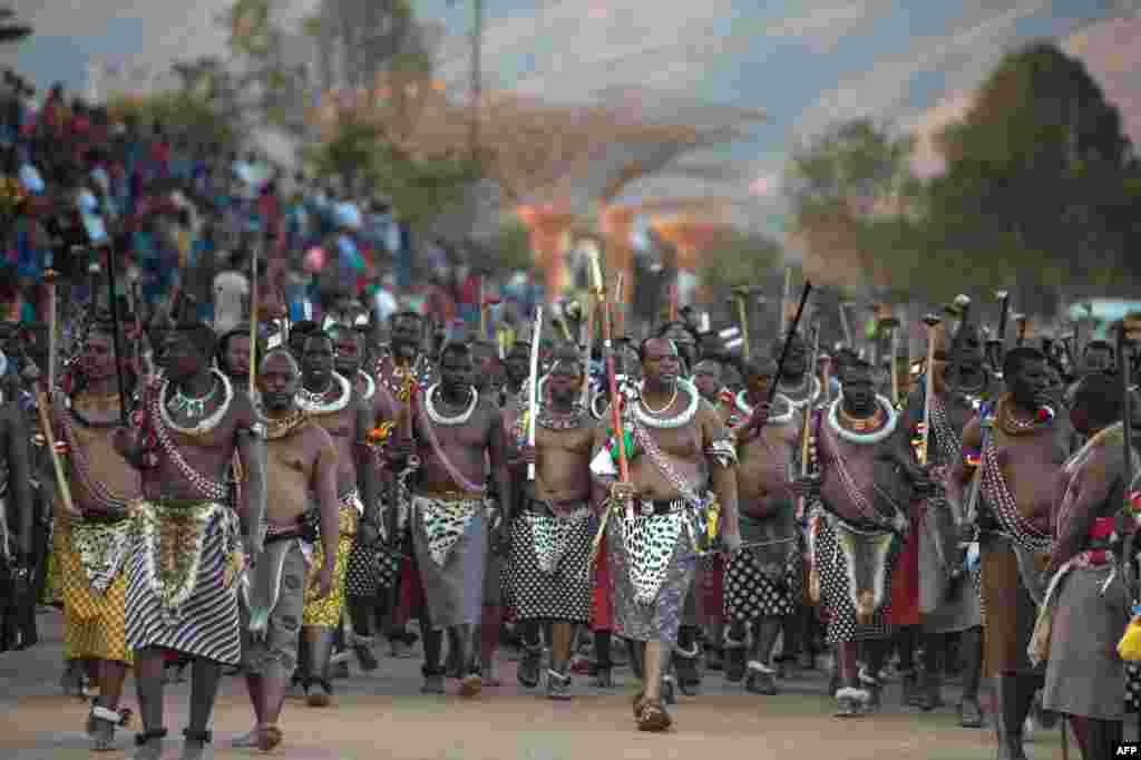 ព្រះមហាក្សត្រ​ Mswati III នៃ​ប្រទេស​ស្វាហ្ស៊ីឡង់​យាង​ចូលរួម​ក្នុង​ពិធី​រាំងរែក​ Reed Dance នៅ​ឯ​រាជវាំង​ Ludzidzini ក្នុង​ក្រុង Lobamba ប្រទេស​​ស្វាហ្ស៊ីឡង់។&nbsp;