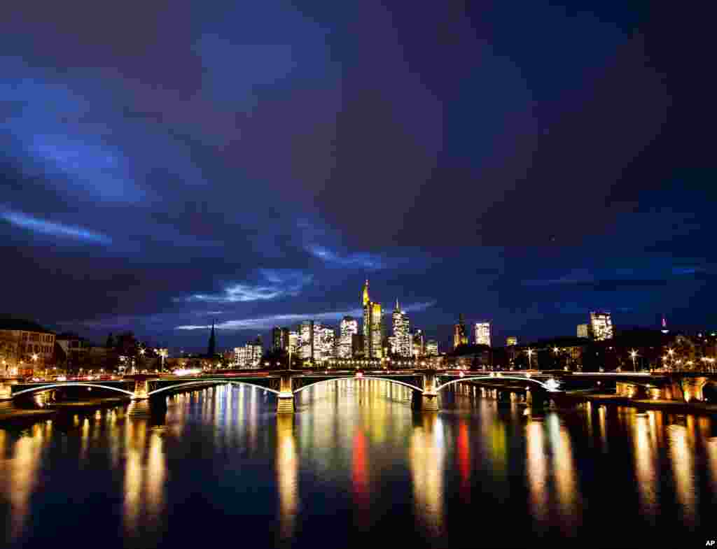 ពពកខ្មៅគ្របដណ្តប់ទីក្រុង Frankfurt ប្រទេសអាល្លឺម៉ង់។ 