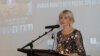លោកស្រី​ ​Sue Coffey​ អ្នកនិពន្ធសៀវភៅ​ ចំណងជើង​ថា​ ​«ការ​ស្វែងរក​យុត្តិធម៌​នៅ​កម្ពុជា៖​ ​អ្នក​ការពារ​សិទ្ធិ​មនុស្ស​បក​ស្រាយ» ថ្លែងនៅក្នុងកាសម្ពោធសៀវភៅនៅក្រុង Melbourne ប្រទេសអូស្ត្រាលី កាលពីថ្ងៃទី១៤ ទីវិច្ឆិកា ឆ្នាំ២០១៨។ (រូបថតផ្តល់​ឲ្យ)