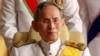 ព្រះមហាក្សត្រ​​ថៃ​ព្រះបាទ Bhumibol Adulyadei ​យាង​ចេញ​ពី​មន្ទីរ​ពេទ្យ Siriraj សម្រាប់​ពិធី​មួយ​នៅ​វិមាន Grand Palace ក្នុង​ក្រុង​បាងកក កាល​ពី​ថ្ងៃ​ទី០៥ ខែ​ធ្នូ ឆ្នាំ​២០១០។