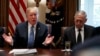 El secretario de Defensa de EE.UU. escucha al presidente Donald Trump durante una reunión de gabinete en la Casa Blanca, el 21 de junio de 2018, en Washington.