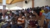Les déplacés internes de la crise anglophone lors d’une cérémonie de remise de dons à Yaoundé, le 31 août 2019. (VOA/Emmanuel Jules Ntap)