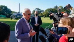 Le président Joe Biden s'entretient avec des membres de la presse avant de monter à bord de Marine One sur la pelouse sud de la Maison Blanche, à Washington, le 2 octobre 2021.