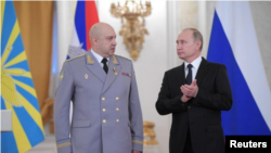 El presidente ruso, Vladimir Putin, y el general Sergei Surovikin, entonces comandante de las fuerzas rusas en Siria, en una ceremonia en el Kremlin, Moscú, en diciembre de 2017.