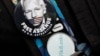 Un botón de Julian Assange, usado por un partidario del jefe de WikiLeaks en la corte de Londres donde se realizó una audiencia preliminar del caso de extradición de Assange a EE.UU. Febrero 19 de 2020. Foto: AP.