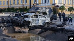 Magari yaliyoharibiwa na makombora ya Russia katika mji mkuu wa Ukraine, Kyiv, Oktoba 10, 2022. Picha ya AP