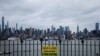 Tangazo la watu kutokaribiana likiwa katika wigo wa Uwanja wa bustani ya Hamilton upend wa jus wa Mto wa Hudson River, Jijini New York makati mji huo ukipambana na maambukizi ya virusi vya corona, April 3, 2020.
