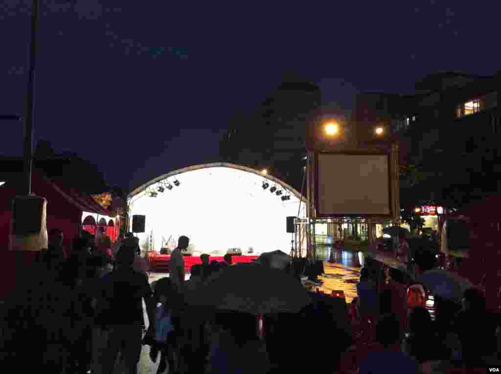 台北自由广场附近六四28周年纪念会现场 (美国之音记者申华 拍摄)