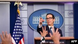 El secretario del Tesoro de Estados Unidos, Steven Mnuchin, habla en la sala de reuniones de la Casa Blanca en Washington.