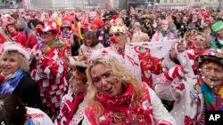 Maelfu wajitokeza kusheherekea Sikukuu ya Carnival katika mitaa ya Cologne, Ujerumani, Nov. 11, 2021, bila ya kujali ongezeko la maambukizi ya COVID-19 Ulaya.
