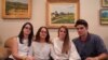 Denysse Vadell junto a sus tres hijos en su casa en Lake Charles, Louisiana [Foto: Alejandra Arredondo] 