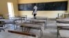 Junior Diakhaté Niinchté dans une des salles de classes déjà réfectionnée au Lycée de Yoff, à Dakar, le 7 septembre 2020. (VOA/Seydina Aba Gueye)