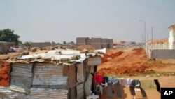 Autoridades destroem casas no Sumbe