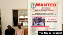 Une affiche pour la recherche du chef de Boko Haram Abubakar Shekau sur un mur dans le village de Baga à la périphérie de Maiduguri, dans le nord-est de l'État de Borno, au Nigéria, le 13 mai 2013.