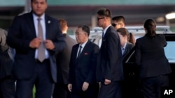 Kim Yong Chol, katikati, akiwa pamoja na msaidizi wa ngazi ya juu wa Kim Jong Un's closest wakiwasili katika chakula cha usiku ambapo walifanya mazungumzo na Waziri wa Mambo ya Nje wa Marekani Mike Pompeo, Mei 30, 2018, New York. 