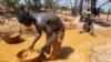 Un mineur en quête d'or à Koflatie, mine malienne située à quelques kilomètres avec la Guinée, le 28 octobre 2014.