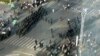 警察2012年10月27日在浙江省宁波市镇海区驱散在街头聚集的人群