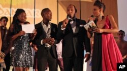 Os campeões Conceição Matuaia e Bonifácio Neto (esq.) com os apresentadores, o judoca Nuno Delgado e a cantora Vânia Oliveira, durante a gala de apresentação dos vencedores do V Campeonato Internacional de Kizomba, em Lisboa