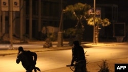 Des soldats libyens lors des affrontements dans Benghazi, 2 mai 2014.
