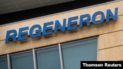 Le logo de la société Regeneron Pharmaceuticals est visible sur un bâtiment du complexe de la société à Tarrytown, dans l'État de New York.
