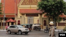 រូបឯកសារ៖ តុលាការ​កំពូល​និង​មហាអយ្យការ​នៅ​ក្នុង​ទីក្រុង​ភ្នំពេញ​នៃ​ប្រទេស​កម្ពុជា​នៅ​ថ្ងៃ​ទី២៥ ខែតុលា ឆ្នាំ២០១៤។ (នូវ ពៅលក្ខិណា VOA)