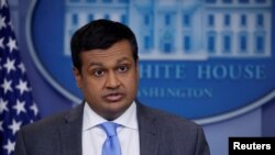  Raj Shah, lors du point de presse quotidien à la Maison Blanche à Washington, États-Unis, le 26 mars 2018. REUTERS / Leah Millis 