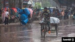 বৃষ্টিতে রাস্তাঘাট ভেজা 