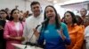ARCHIVO - Freddy Superlano, dirigente de Voluntad Popular detenido en Venezuela, acompaña a la dirigente opositora María Corina Machado en una conferencia de prensa, en Caracas, el 13 de octubre de 2023. Exigen su liberación. 