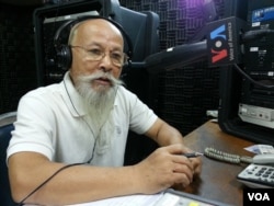 FILE: Mr. Lao Monghay, an independent Cambodian analyst discusses the verdict of crimes against humanity against former Khmer Rouge leaders Nuon Chea and Khieu Samphan at VOA Khmer's Hello VOA radio call-in show in Phnom Penh, August 7, 2014. (Lim Sothy/VOA Khmer)