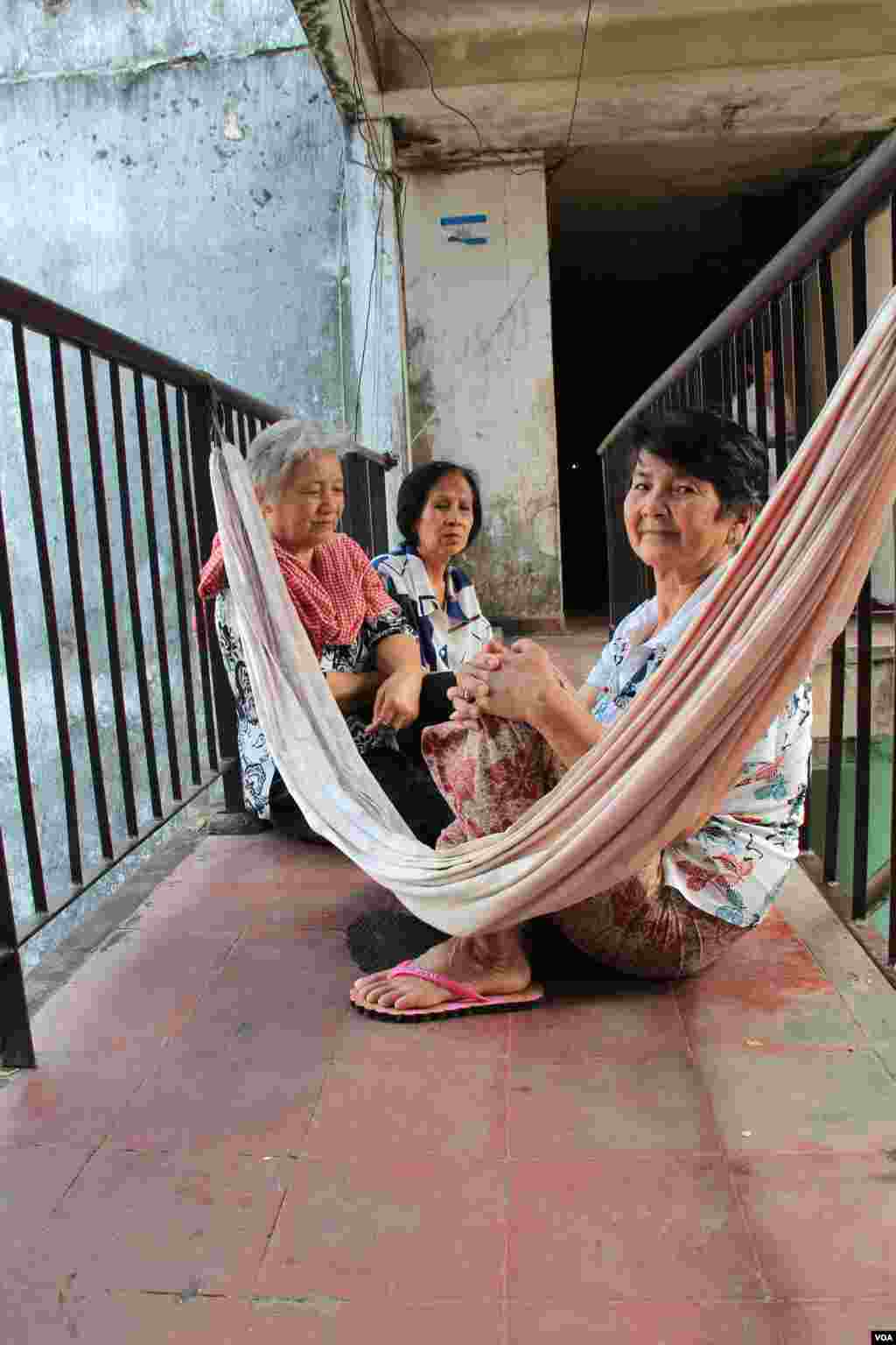 (From left to right) Ly Sou, Som Sokhon, Penh Sarin, residents who have lived on fourth floor in Phnom Penh's “White Building” since 1979, say they have not been informed by the local authority yet about an upcoming plan to knock down the old building. (Nov Povleakhena/VOA Khmer)