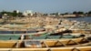 Les pirogues à quai à Soumbédioune, Sénégal, 16 septembre 2017. (VOA/Seydina Aba Gueye)