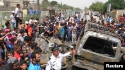 伊拉克首都星期四發生汽車炸彈爆炸後，居民聚集現場。