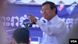 Kem Sokha talked to CNRP activists and supporters in Por Senchey district, west of Phnom Penh, on March 6, 2016. (Aun Chhengpor/VOA Khmer)