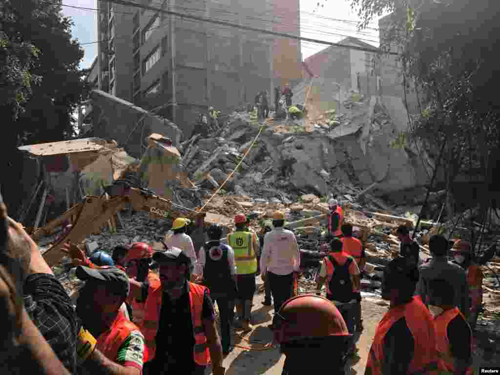 População limpa os destroços depois do terramoto que atingiu a Cidade do México, México, 19 de Setembro, 2017.