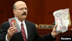 Assistant state attorney Bernie de la Rionda presents evidence to the jury in the state's closing arguments against George Zimmerman, Sanford, Florida, July 11, 2013.