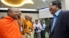 FILE PHOTO- But Buntenh, head of Independent Monks Network, talks to Prime Minister Hun Sen during the first national forum on “Protection and Conservation of Natural Resources,” Phnom Penh, Cambodia, Monday, August 22, 2016. (Leng Len/VOA Khmer)