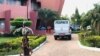 Un vehicule du Fespaco dans la cour du festival, Ouagadougou le 22 octobre 2021 (VOA/Lamine Traoré)