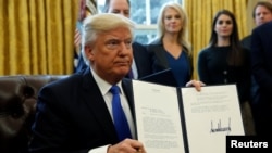El presidente Donald Trump firmó el martes, 24 de enero, de 2017, en la Casa Blanca, una orden ejecutiva autorizando la construcción del oleoducto Keystone XL.