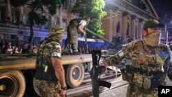 Mamluki wa Wagner wakiwa kwenye barabara za mji wa Russia wa Rostov-on -Don Juni 24, 2023.