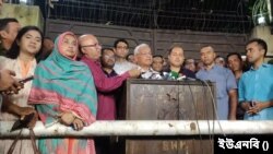 সাংবাদিকদের সঙ্গে খালেদা জিয়ার ব্যক্তিগত চিকিৎসক ও বিএনপির স্থায়ী কমিটির সদস্য এ জেড এম জাহিদ হোসেন। ১৯ সেপ্টেম্বর, ২০২৪।