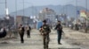 Des agents de sécurité afghans sur un site de l'explosion d'une bombe à Kaboul, en Afghanistan, le mercredi 26 février 2020. (Photo AP / Rahmat Gul)