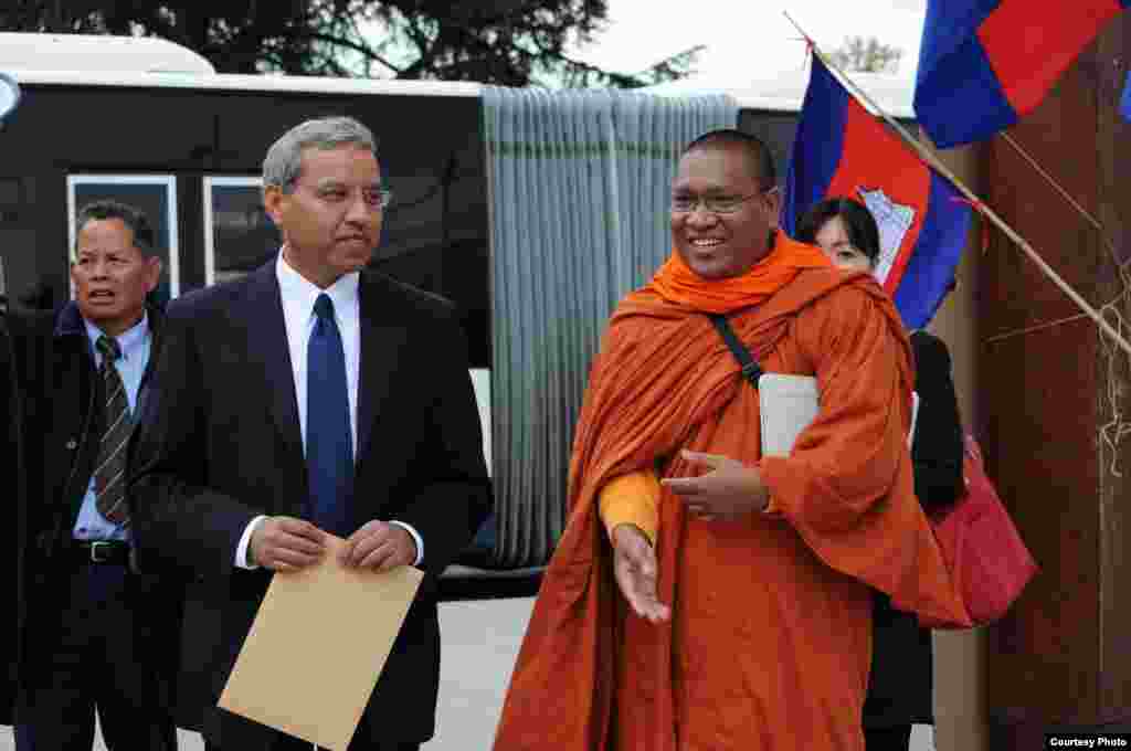 UN’s human rights envoy to Cambodia, Surya Subedi, with Loun Sovath, a Buddhist monk and land rights activist. (Photo courtesy of SRP France)