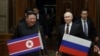 Kiongozi wa Korea Kaskazini Kim Jong Un akimkaribisha Rais Vladimir Putin alipowasili mjini Pyongyang, Juni 19, 2024.