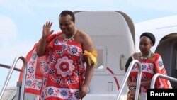King of Swaziland Mswati III (Front) and one of his 13 wives disembark from a plane after arriving at Katunayake International airport in Colombo, Sri Lanka, August 13, 2012. (Reuters)