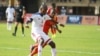 Le défenseur du Congo Brazzaville Moubhio Bous, à gauche, rivalise avec Miya Farouk, l'équipe ougandaise des "Cranes", lors du match de qualification pour la Coupe du Monde 2018 au stade Mandela National, à Kampala, le 12 novembre 2016.